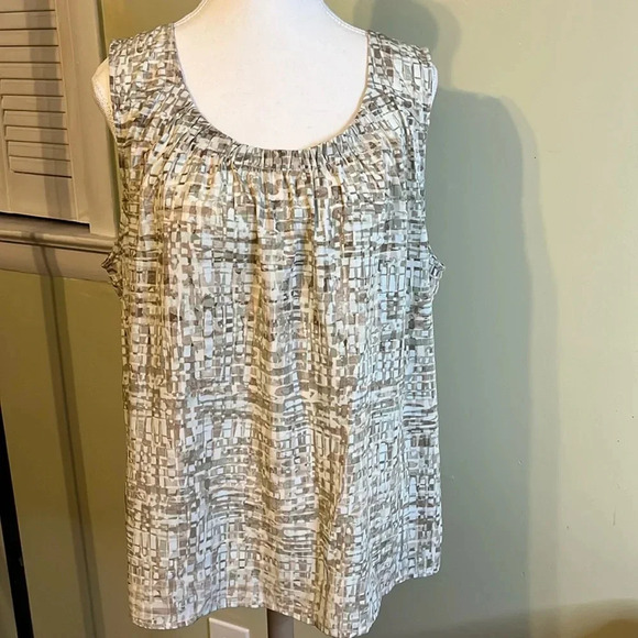 Chico’s wrinkle free sleeveless popover abstract print pleated neckline top - Picture 1 of 14